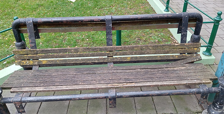 Popravljene klupe pred  Poštom
